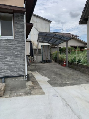 【駐車場】 | 汐屋町貸家 | 1台分カーポートがございます！！雨の日の乗り降りが楽々ですよ。