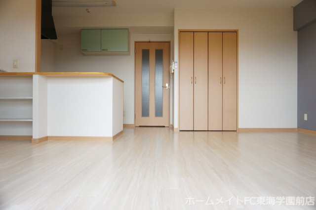 菊池郡菊陽町大字津久礼の賃貸マンションの居間・リビング