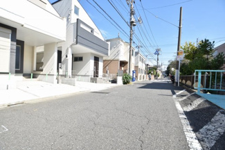 【前面道路含む現地写真】 | 南東側6ｍ公道 車通りは少なく小さなお子様にも安心の立地です。