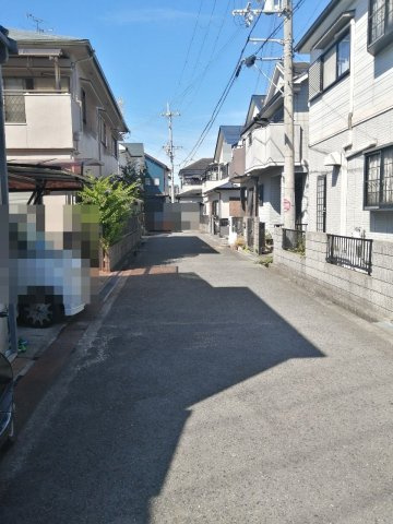 岸和田市八阪町2丁目　テラスハウスの前面道路含む現地写真