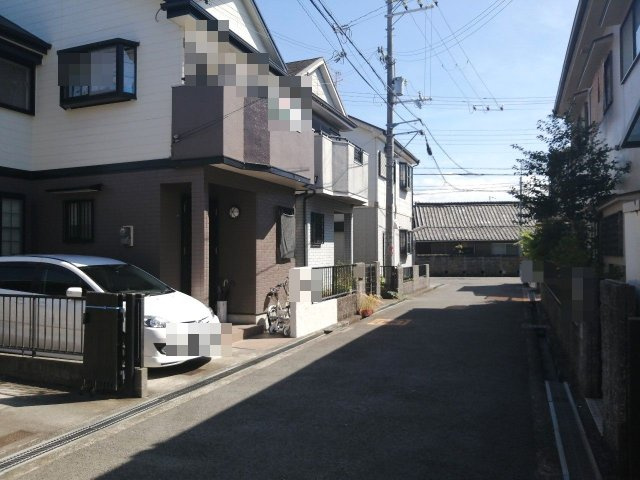 岸和田市八阪町2丁目　テラスハウスの前面道路含む現地写真