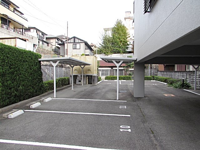 ユーコート宝塚の駐車場