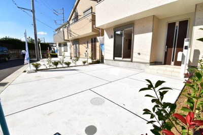 【駐車場】 | 府中市矢崎町第1 | 玄関前の駐車スペースは買い物帰りで荷物が多くても楽ですね。前面道路も広いので車庫入れもしやすいです。