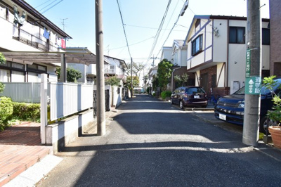 【前面道路含む現地写真】 | 府中市紅葉丘１丁目　中古戸建 | 前面道路は閑静な住宅地の通りとなるため、車通りは多くありません。 安心して車庫入れ可能。