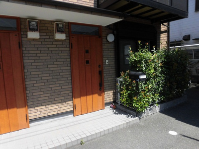 【エントランス】 | ピュアニッシモ | 落ちついた外観にマッチしたエントランスです