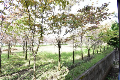 【周辺】 | 立川市若葉町2丁目 中古戸建 | 裏手には建物が無いので陽当たり良好です。視線も気になりませんね。