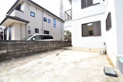 【駐車場】 | 立川市若葉町2丁目 中古戸建 | 車好きのパパにはうれしい広さのヵースペース、休日には自慢の愛車を思う存分メンテナンス。