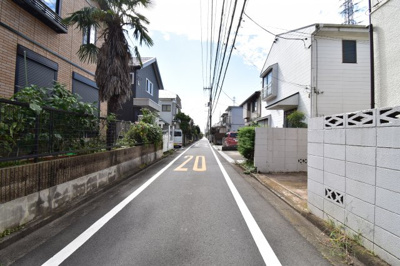 【前面道路含む現地写真】 | 立川市若葉町2丁目 中古戸建 | 前面道路は閑静な住宅地の通りとなるため、車通りは多くありません。 安心して車庫入れ可能。