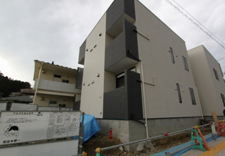 【外観】 | 基礎が高いので1階でも安心感があります。