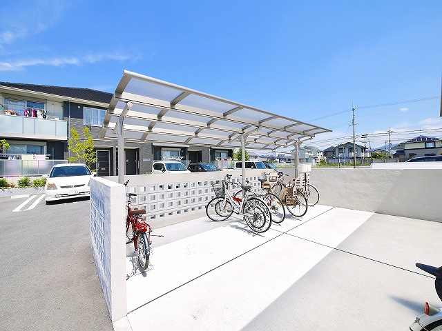 フォンド・メゾンBのその他共用部分|屋根付きの自転車置き場です