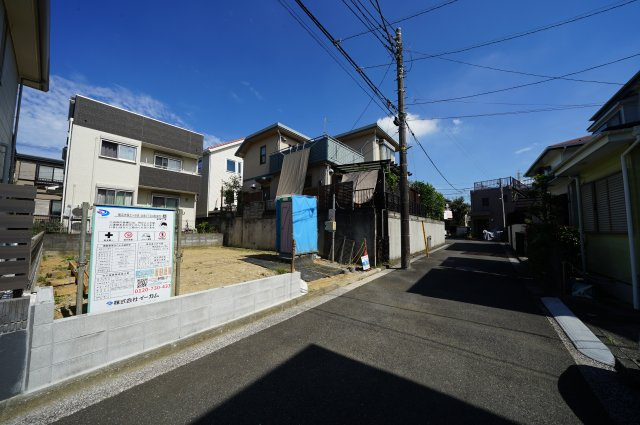 南道路につき陽当り良好！保土ヶ谷区法泉２丁目　新築戸建ての前面道路含む現地写真|南側約4.6ｍの公道に面しています