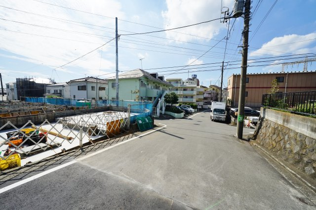 保土ヶ谷駅徒歩１０分、全棟ＬＤＫ１７帖以上。の前面道路含む現地写真