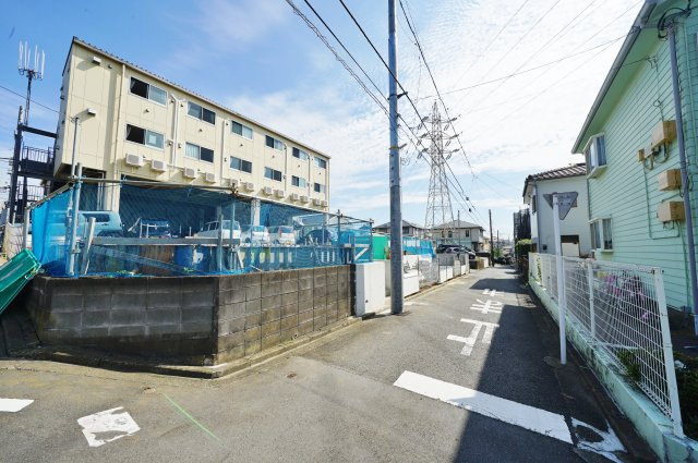 保土ヶ谷駅徒歩１０分、全棟ＬＤＫ１７帖以上。の前面道路含む現地写真