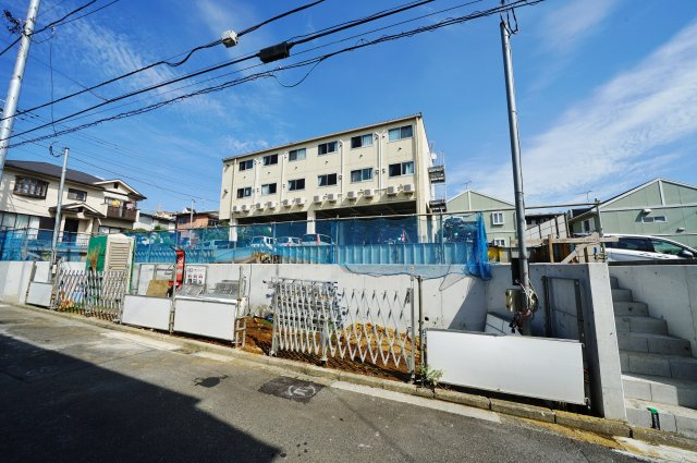 保土ヶ谷駅徒歩１０分、全棟ＬＤＫ１７帖以上。保土ヶ谷区岩井町　全３棟新築戸建ての外観|JR横須賀線「保土ヶ谷」駅徒歩約10分と便利な立地