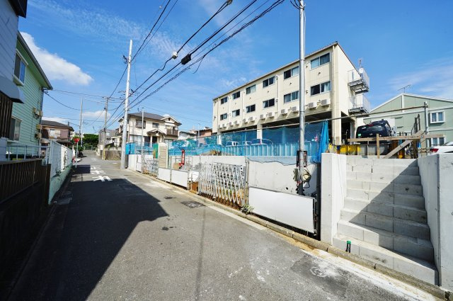 保土ヶ谷駅徒歩１０分、全棟ＬＤＫ１７帖以上。保土ヶ谷区岩井町　全３棟新築戸建ての前面道路含む現地写真|建物は2022年2月完成予定です。完成が楽しみですね