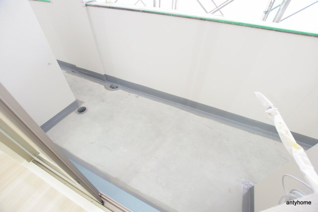 ワールドアイ難波南PORTA 仲介手数料無料のバルコニー