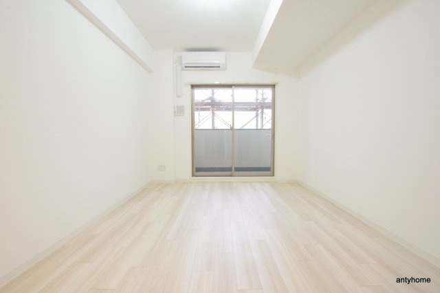 ワールドアイ難波南PORTA 仲介手数料無料の居間・リビング