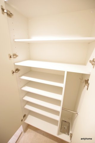 ワールドアイ難波南PORTA 仲介手数料無料の収納