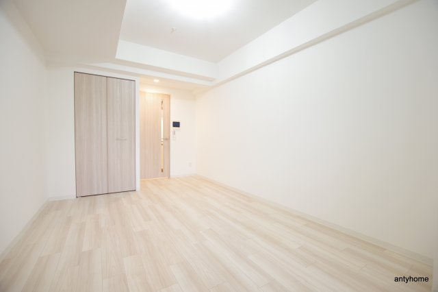 ワールドアイ難波南PORTA 仲介手数料無料の居間・リビング