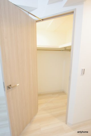 ワールドアイ難波南PORTA 仲介手数料無料の収納