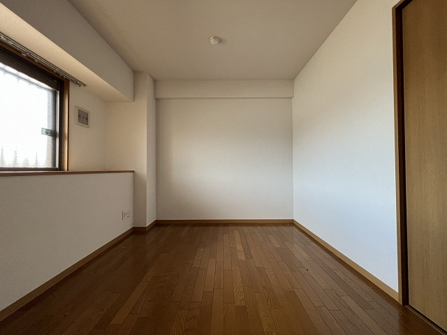 ジュピターの洋室|落ち着いた色調の洋室です
※間取り反転の場合あり、内装が若干異なる場合がございます