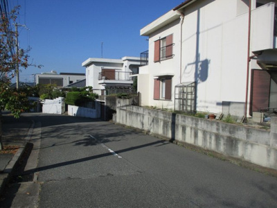 【前面道路含む現地写真】 | 神戸市須磨区友が丘1丁目中古戸建 | 交通量は多くないので、静かな住環境です。