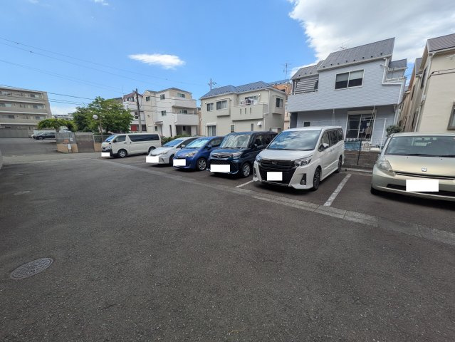 ラフィネ鷺沼の駐車場