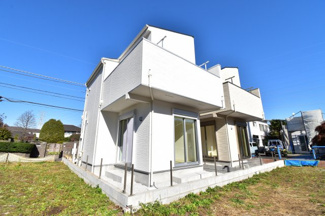 【外観】 | 太陽の恩恵を存分に受けられる邸宅。住まうご家族の心地よさを最優先した意匠をご体感下さい。