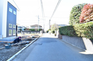 【前面道路含む現地写真】 | 前面道路は閑静な住宅地の通りとなるため、車通りは多くありません。 安心して車庫入れ可能。