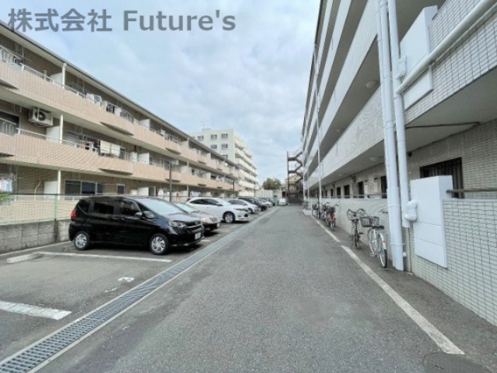 ヴェラハイツ草加松原の駐車場|敷地内駐車スペース