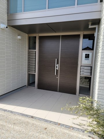 ヴィラコート　ワンのエントランス|オートロック・防犯カメラ付きで安心です。