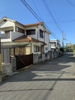 【外観】 | 駐車もラクラク行える道幅がございます。