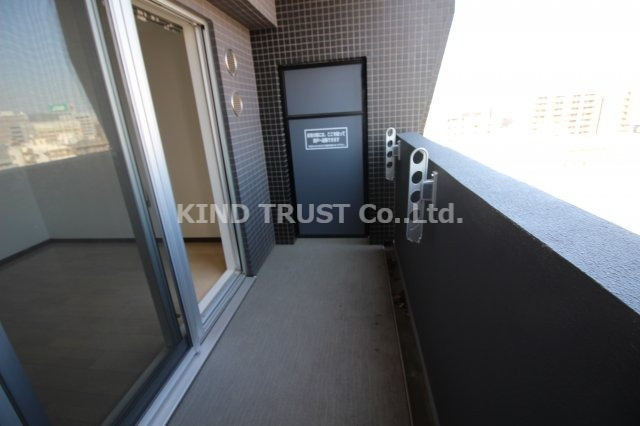 レジュールアッシュ梅田北のバルコニー|外からの目が気にならないバルコニーで洗濯物が干せます