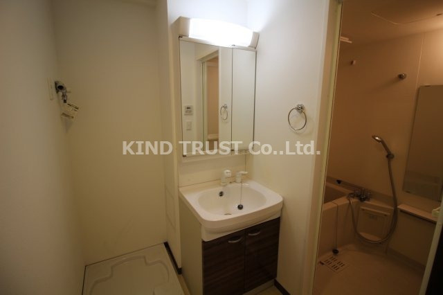 レジュールアッシュ梅田北の独立洗面台|独立洗面台、小物を置くことができて便利です