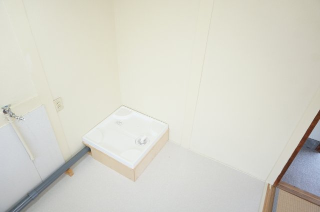 【設備】 | 岸本文化 | うれしい室内洗濯機置き場です。