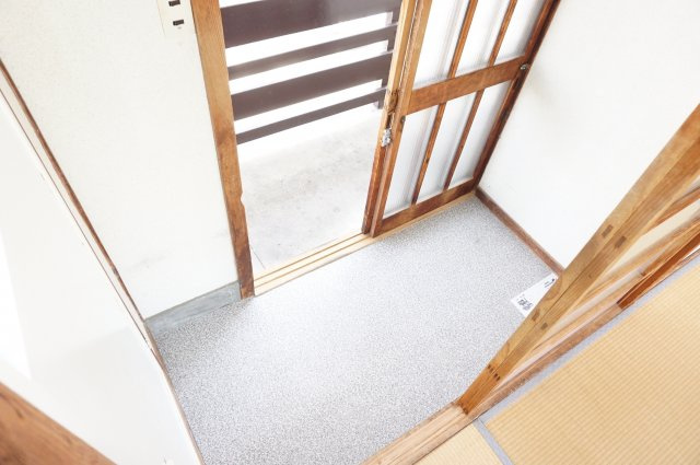 【玄関】 | 岸本文化 | 引き戸の玄関はとても明るいです。