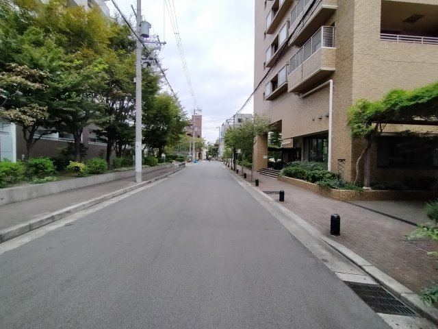 グランディア深江橋ガーデンズの周辺|全面道路も広く整備された歩道で安心ですね。
