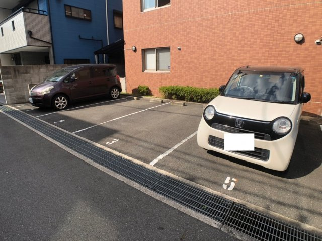 イデアルドミールの駐車場