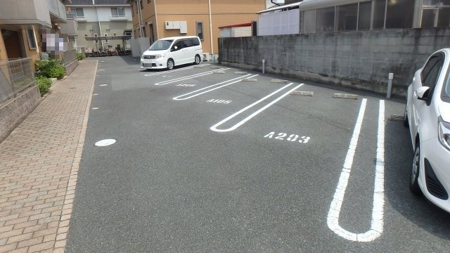 シャーメゾンロージーの駐車場