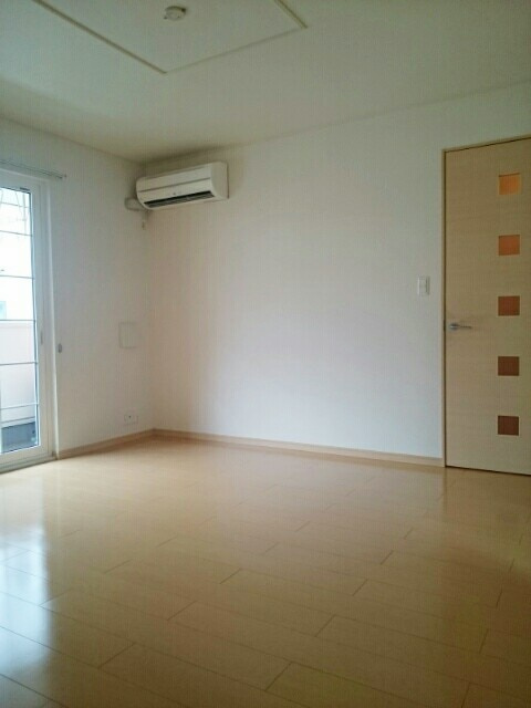 ノーブルフォーシーズンBの居間・リビング