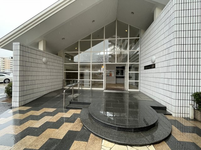 アンピール空港通り一号館のエントランス