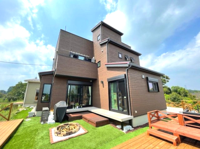 長生郡長柄町皿木　中古戸建の外観|令和3年3月築 土地約112坪　4LDK　長柄ダムを一望できます。ウッドデッキ・テラス付・屋上付き
