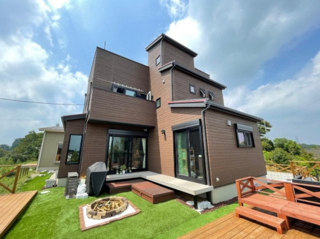 長生郡長柄町皿木　中古戸建の外観|令和3年3月築 土地約112坪　4LDK　長柄ダムを一望できます。ウッドデッキ・テラス付・屋上付き