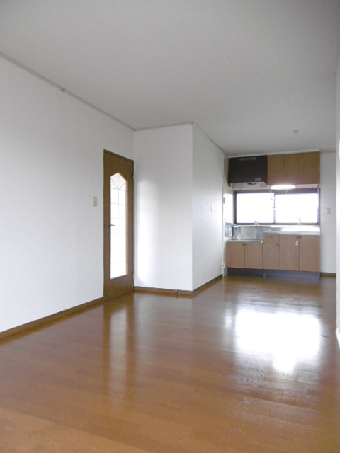 パピオン津福【10,000円キャッシュバック対象物件】の居間・リビング|ゆったりとした居間です