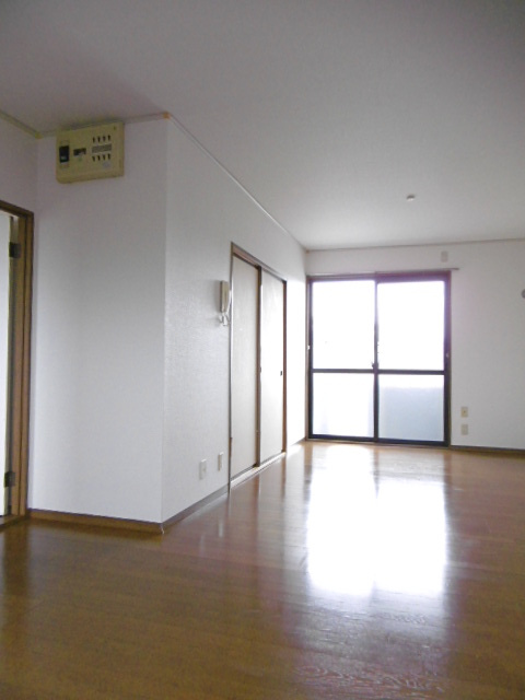 パピオン津福【10,000円キャッシュバック対象物件】の居間・リビング|使いやすい居間です