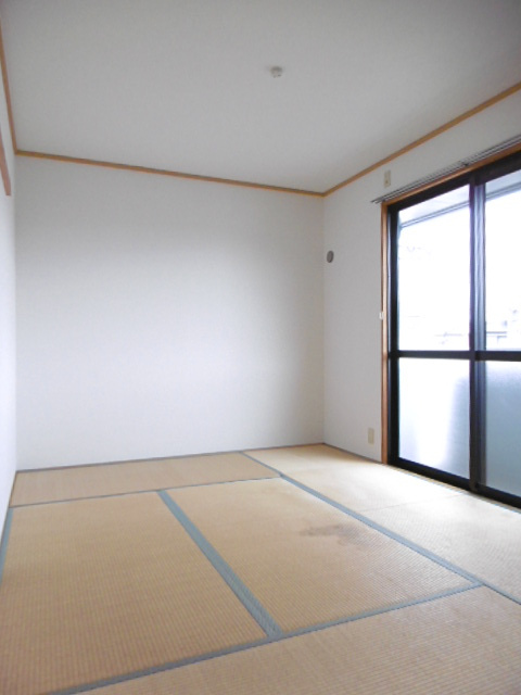 パピオン津福【10,000円キャッシュバック対象物件】の和室|畳の上でゆっくりとくつろげる和室です