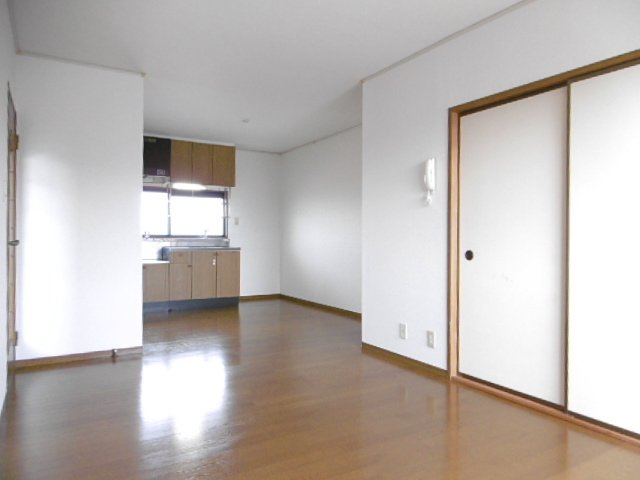 パピオン津福【10,000円キャッシュバック対象物件】の居間・リビング|使いやすい居間です