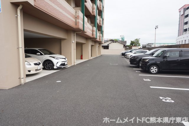 熊本市南区田井島２丁目の賃貸マンションの駐車場