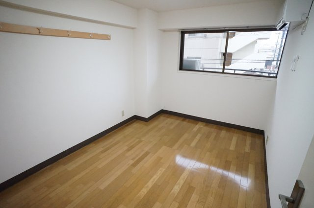 グランドヴィラ・アサヒの寝室|使い勝手のいい洋室です