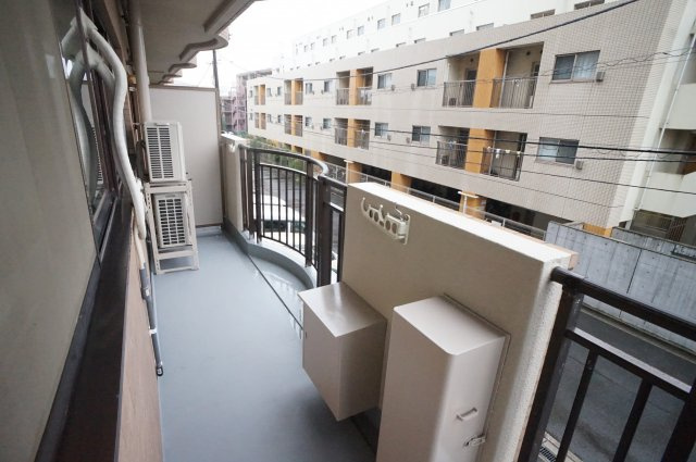 グランドヴィラ・アサヒのバルコニー|暖かな日差しのふりそそぐバルコニー